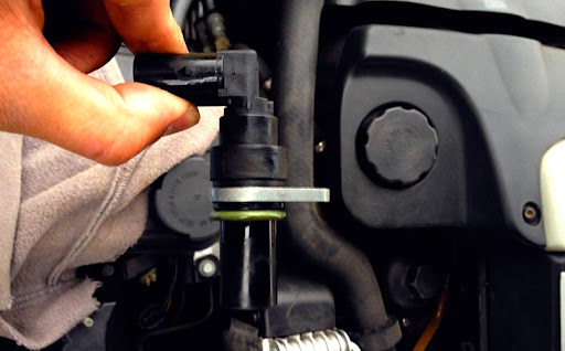 Anturien ja pienten sähköosien vaihto